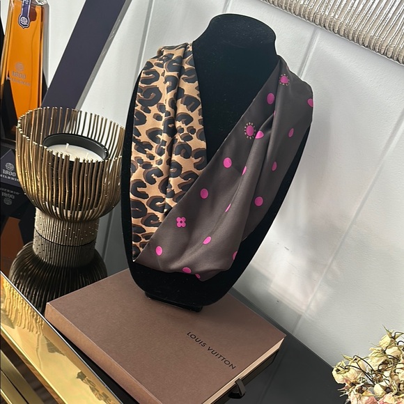 Louis Vuitton Limited Edition Leopard & Polka Dot Silk infinity Scarf with Box - Picture 1 of 5